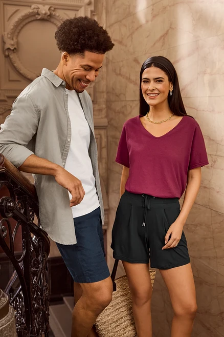 Férfi támaszkodik a lépcsőn egy sötétvörös Shirt aus Leinenmix inget, »Hajóhorgony« függőket és »Horgonylánc« nyakbavalót viselő nő mellett.