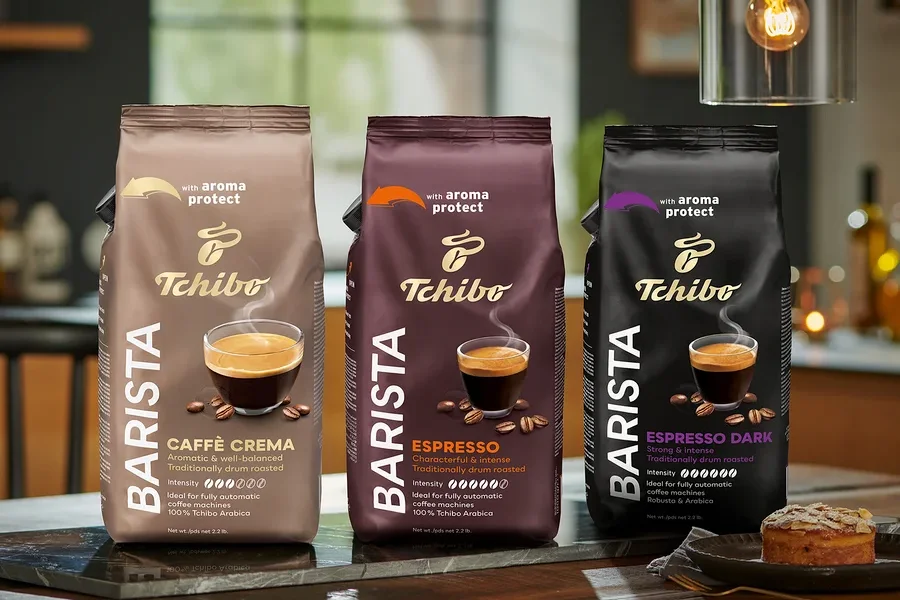 Három csomag Tchibo Barista kávébab áll az asztalon, balról jobbra: Caffè Crema, Espresso és Espresso Dark.