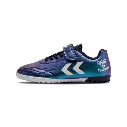 Nahaufnahme des grünen hummel® Top Star Turf JR Fußballschuhs mit Klettverschluss und weißem Logo.