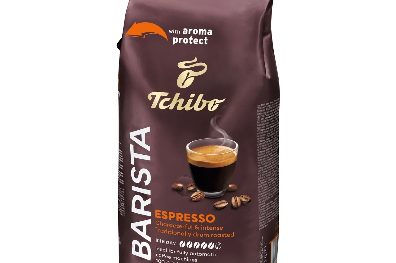 Egy csomag BARISTA Espresso kávé egy csésze eszpresszóval és kávészemekkel.