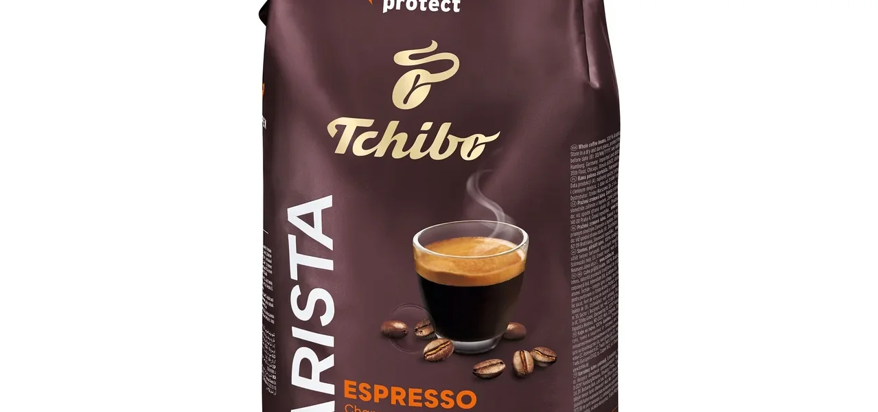 Egy csomag BARISTA Espresso kávé egy csésze eszpresszóval és kávészemekkel.