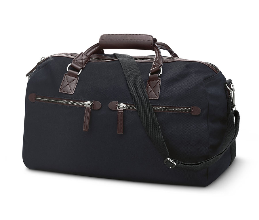 Fekete férfi utazótáska barna bőr részletekkel és vállpánttal.