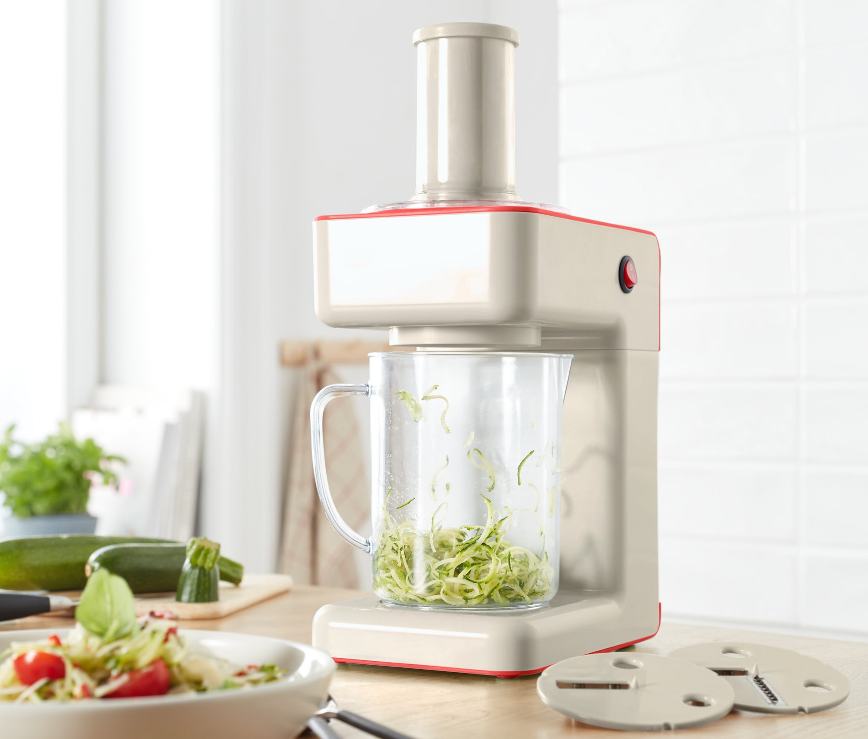 Elektromos zöldségspirálozó, a tartályban felvágott cukkini.