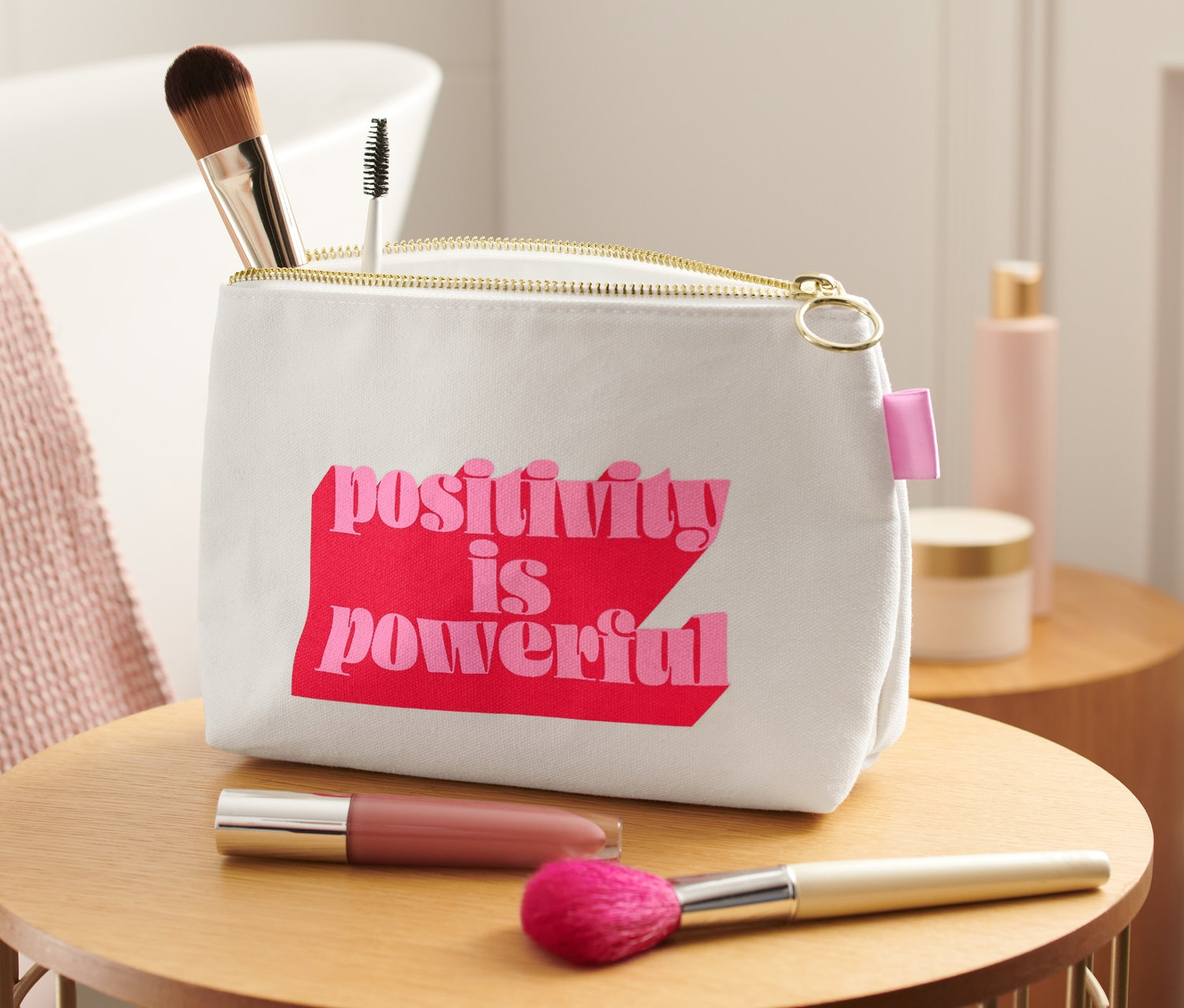 Sminkecsetekkel teli neszesszer egy asztalon.