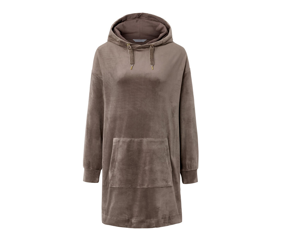Egy taupe színű női lezser plüssruha kapucnival és elülső zsebbel.
