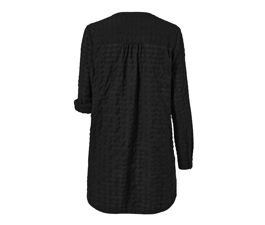 Egy fekete, szövött textúrájú, hosszú tunika hátsó részletének képe.