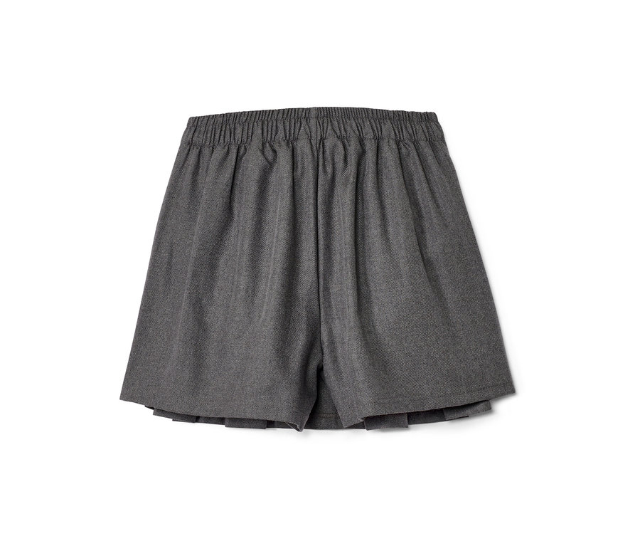 Szürke lány nadrágszoknya fehér háttérrel.