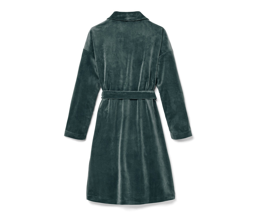 Hátulnézet egy sötétzöld női plüssköntösről, övvel a derekán.
