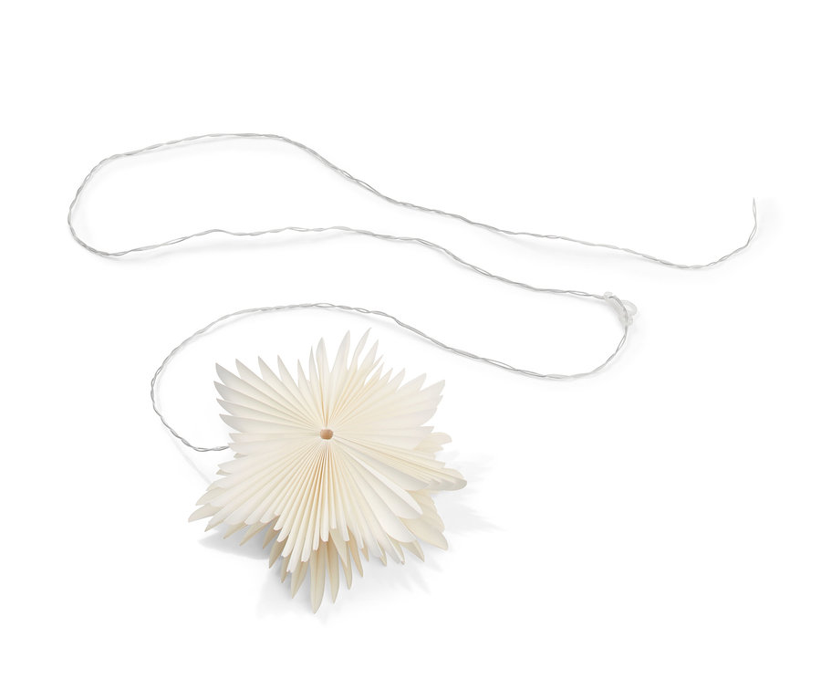 Kis LED-es papírcsillag zsinórral, fehér háttéren.