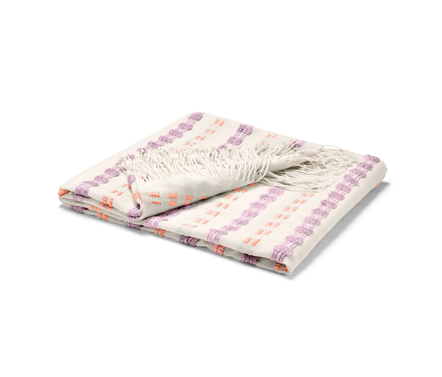 Összehajtott takaró rojtokkal, lila és narancssárga mintákkal.