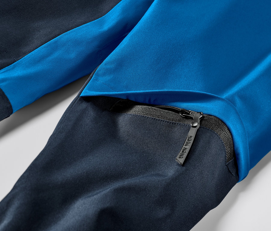 Egy kék síkabát részlete cipzárral