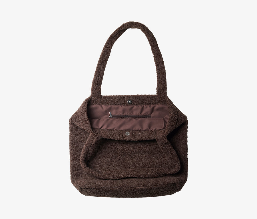Barna shopper táska plüss anyagból, barna béléssel.