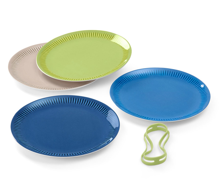 Négy pikniktányér: kettő kék, egy zöld és egy bézs színű.
