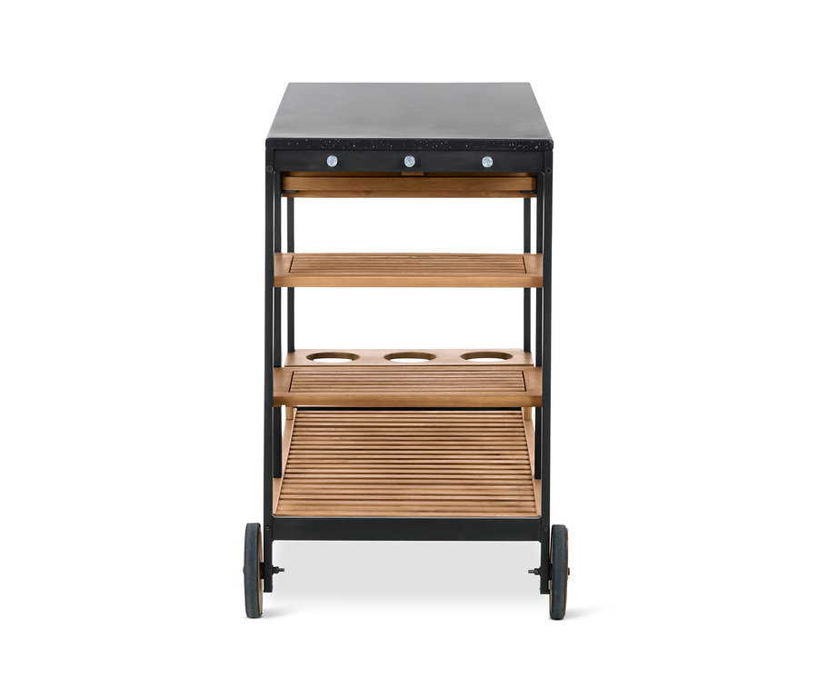 Elölnézet az »Elin« fiókos és cementhatású munkafelületes grillkocsiról, fa polcokkal és fekete vázzal.