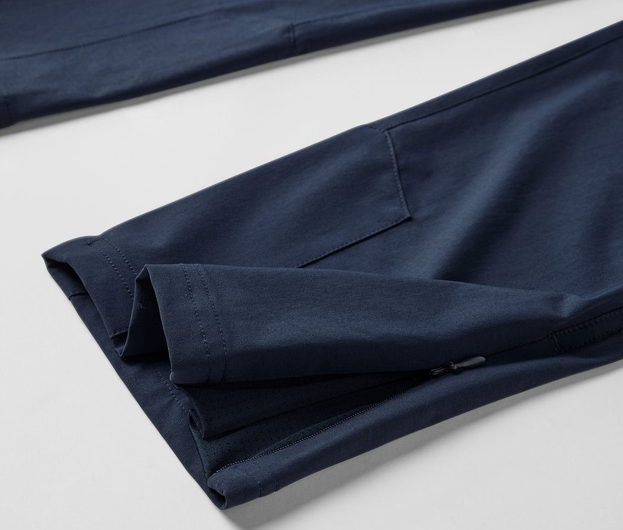 Egy sötétkék férfi túranadrág részletfotója.