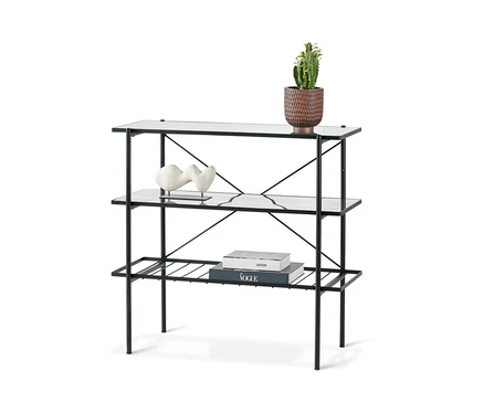 Fekete konzolasztal, szélessége kb. 90 cm, üvegpolcokkal és dekorációkkal.