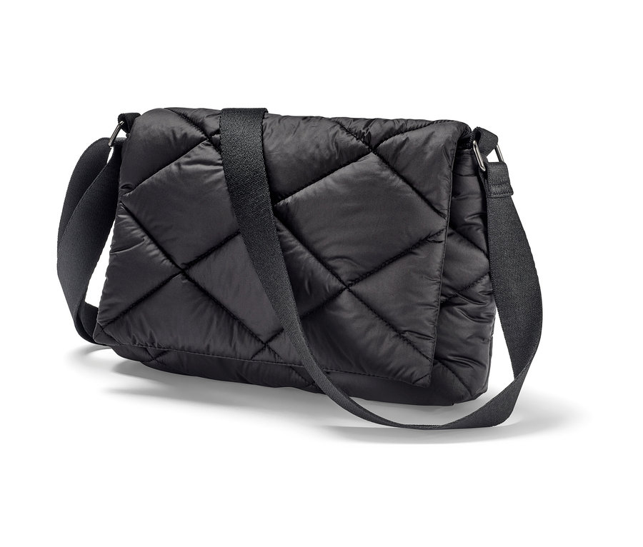 Fekete, steppelt női oldaltáska.