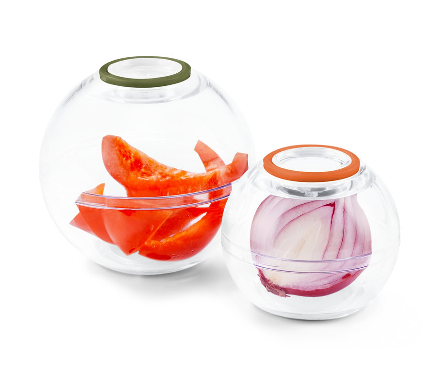 Két kerek, átlátszó frissentartó edény színes fedőkkel, az egyikben felvágott paprika, a másikban hagyma van.