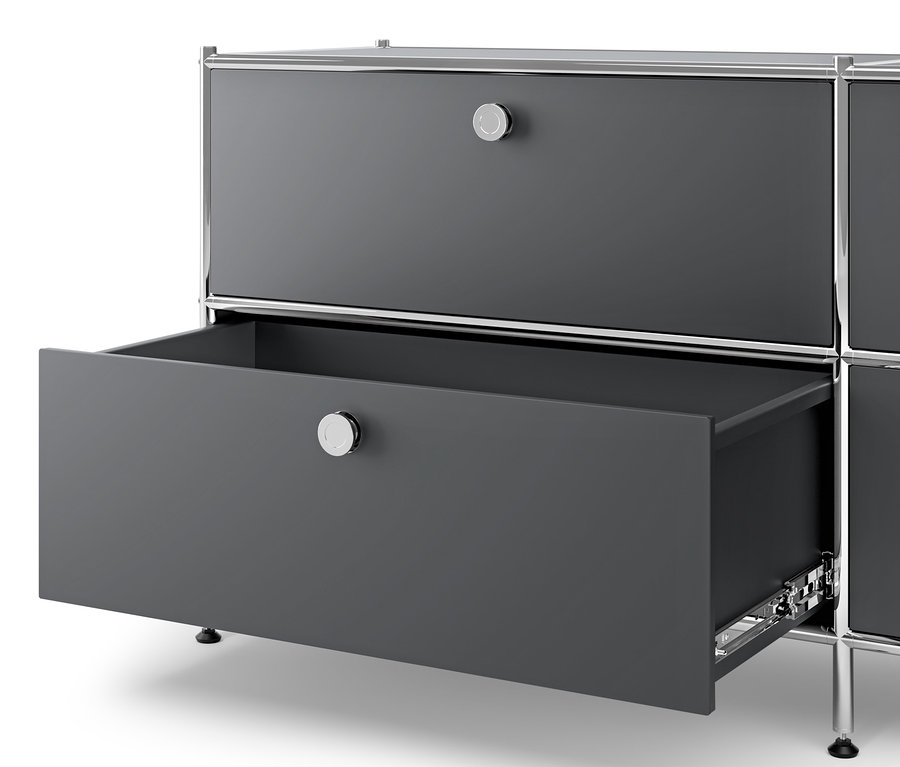 Egy szürke »CN3« fém komód részlete 3 fiókkal, melyből az egyik nyitva van.