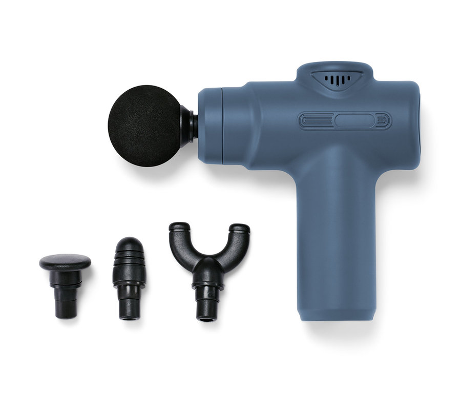 Egy kék mini masszázspisztoly és három fekete toldóelem fekszik egy fehér háttéren.