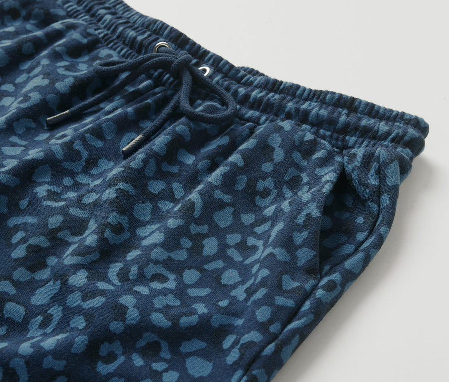 Kék, mintás szabadidőnadrág részlete.