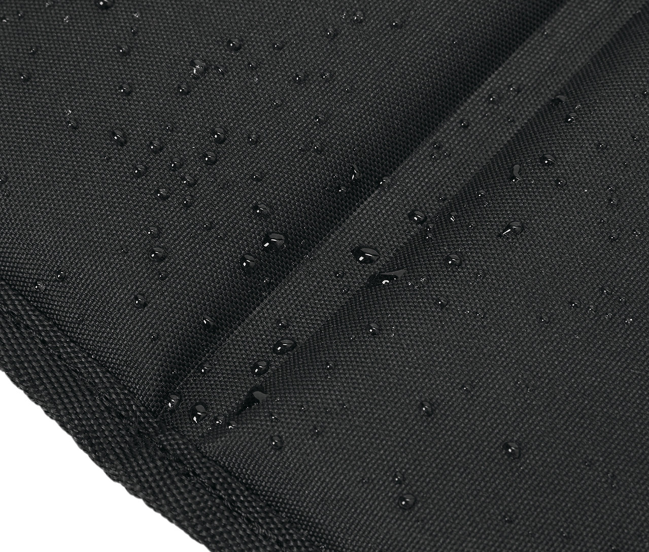 Közeli kép egy fekete szövetről vízcseppekkel.