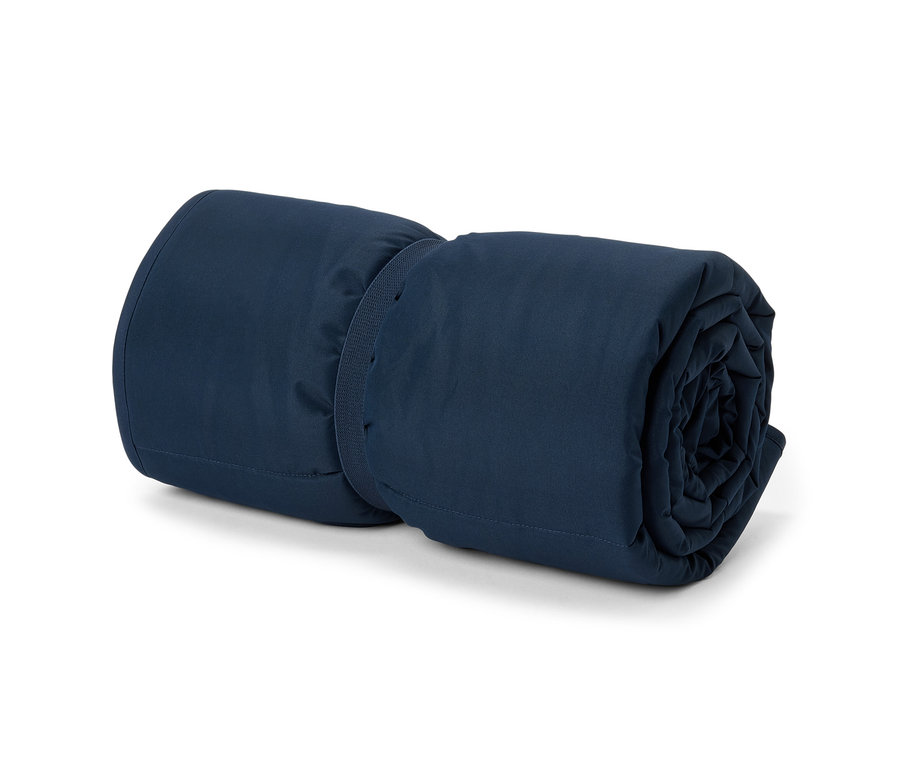 Egy sötétkék színű, feltekert strandmatrac.