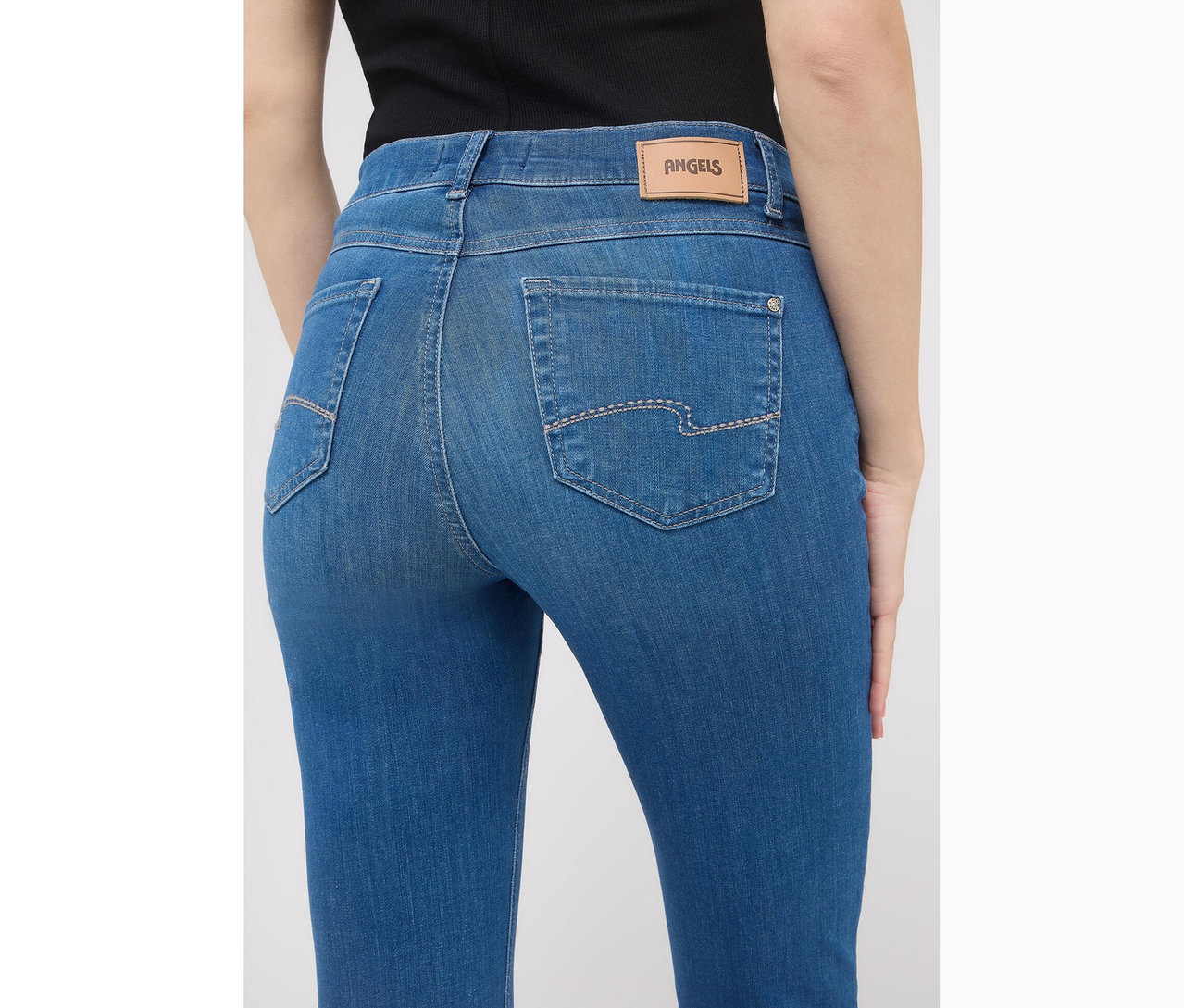 Hátulnézet egy nőről, aki Angels »Cici« slim fit farmert visel, középkék.