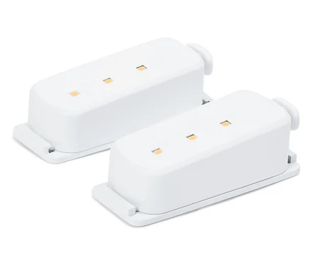 Két fehér elektronikus modul LED-ekkel fehér háttéren.