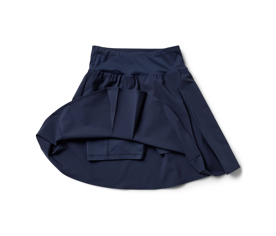 Egy sötétkék sportszoknya részletfotója.