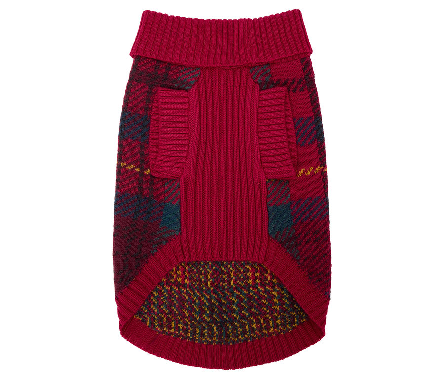 Egy piros, kockás mintájú kutyapulóver.