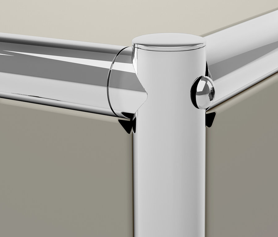 Egy krómozott bútordarab sarkának részlete.