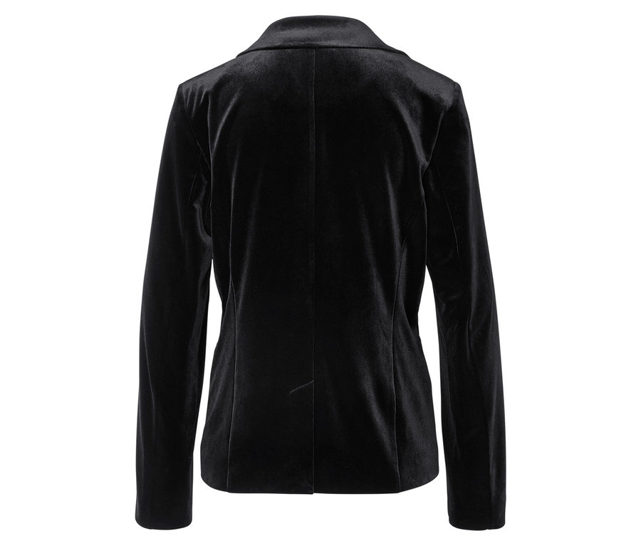Egy fekete bársony blézer hátulnézete.