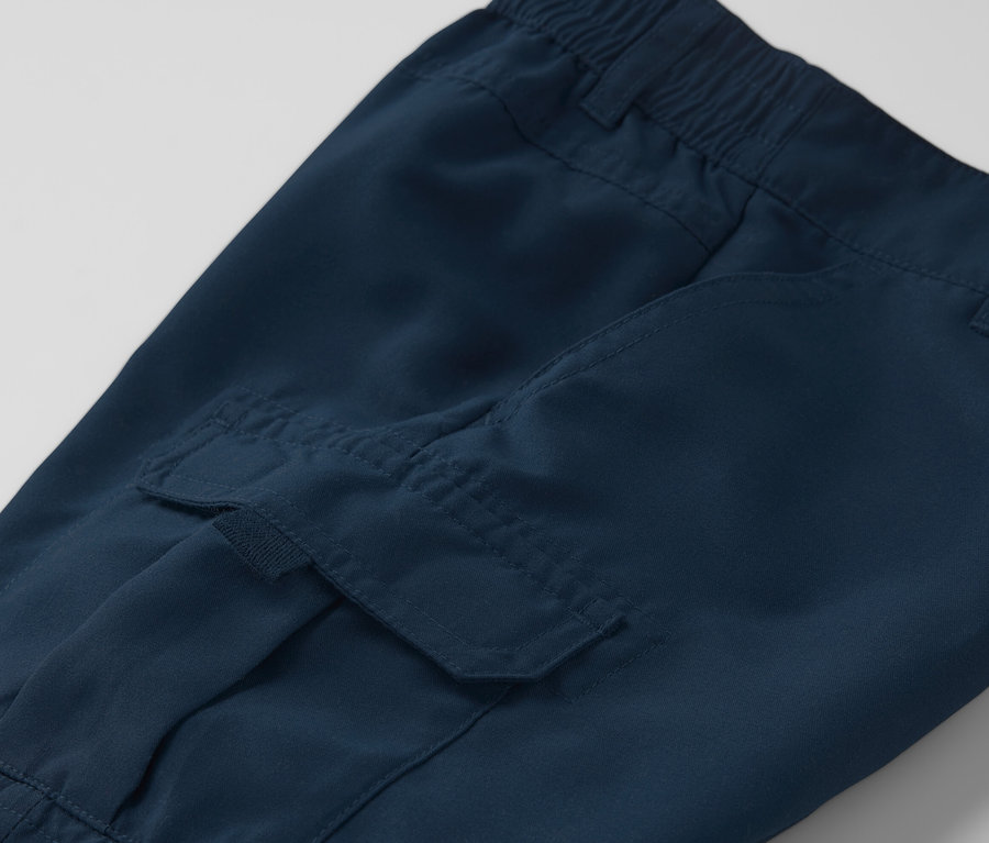 Gyerek funkcionális rövidnadrág részlete.