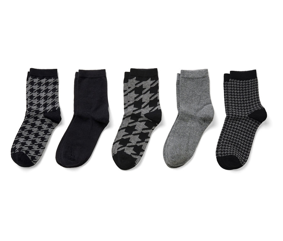 Öt pár zokni: két pár tyúkláb mintás, egy pár fekete és egy pár szürke.