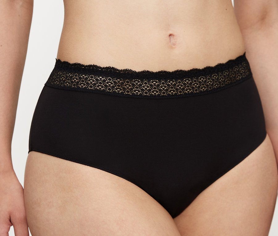 Nő csipkés fekete alsóneműt visel.