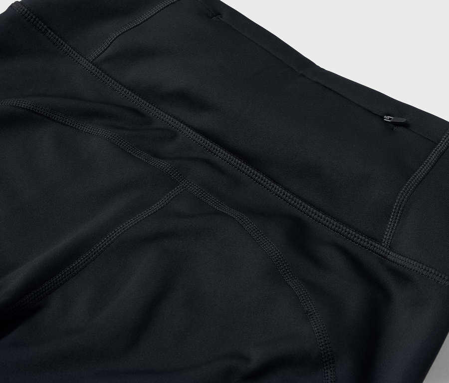 Egy fekete leggings részlete a derékrészen zsebbel.