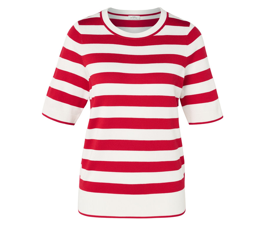 Piros-fehér csíkos, rövid ujjú felső.