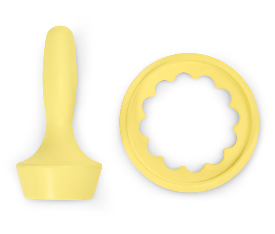 Sárga tésztanyomó és süteménykiszúró fehér alapon.