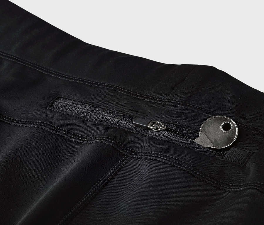 Fekete leggings részlete cipzáras zsebbel és kulccsal.