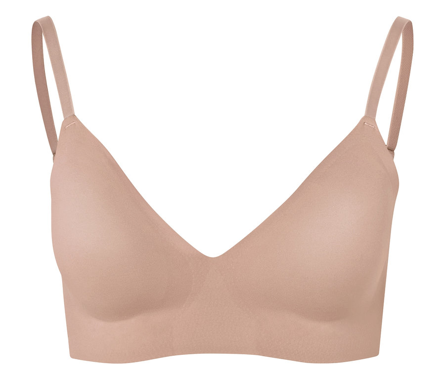 Egy bézs színű, vékony pántos melltartó közelképe fehér háttérrel.