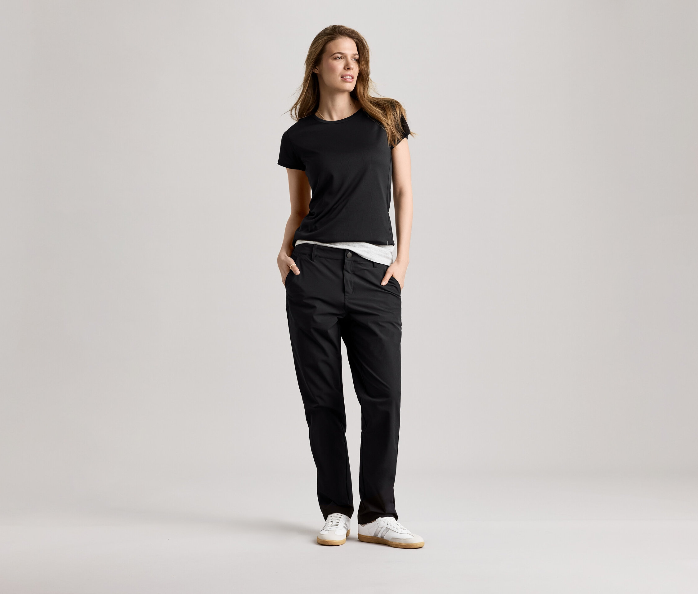 Nő fekete sportfelsőben és nadrágban. A sportfelső fekete.