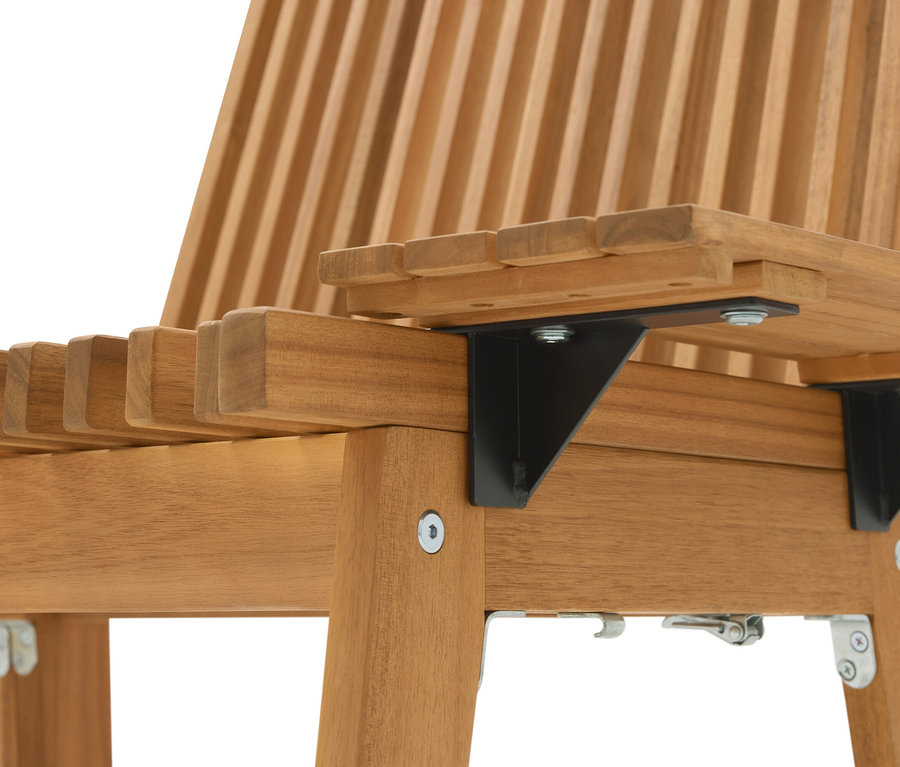 Egy világos fából készült kerti szék közeli képe fekete fém csatlakozókkal.