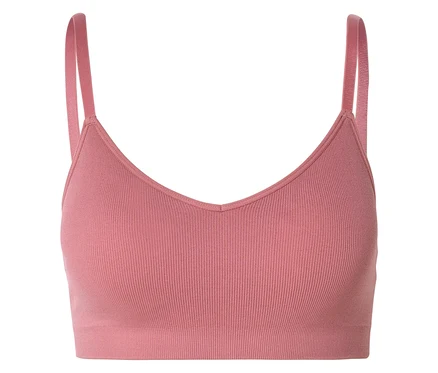 Egy rózsaszín, bordázott bralette közeli képe V-nyakkivágással és pántokkal, fehér háttér előtt.