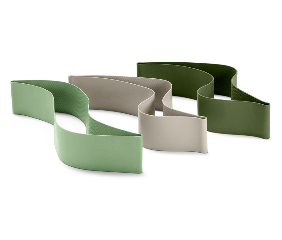 Három hullámos, zöld, bézs és olívazöld textil szalag fekszik egy fehér háttéren.