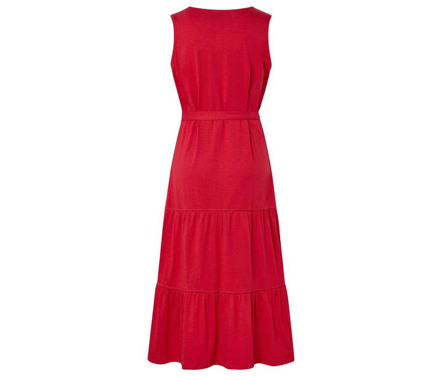 Hátulnézet egy piros, ujjatlan, lépcsőzetes maxi ruháról övvel.