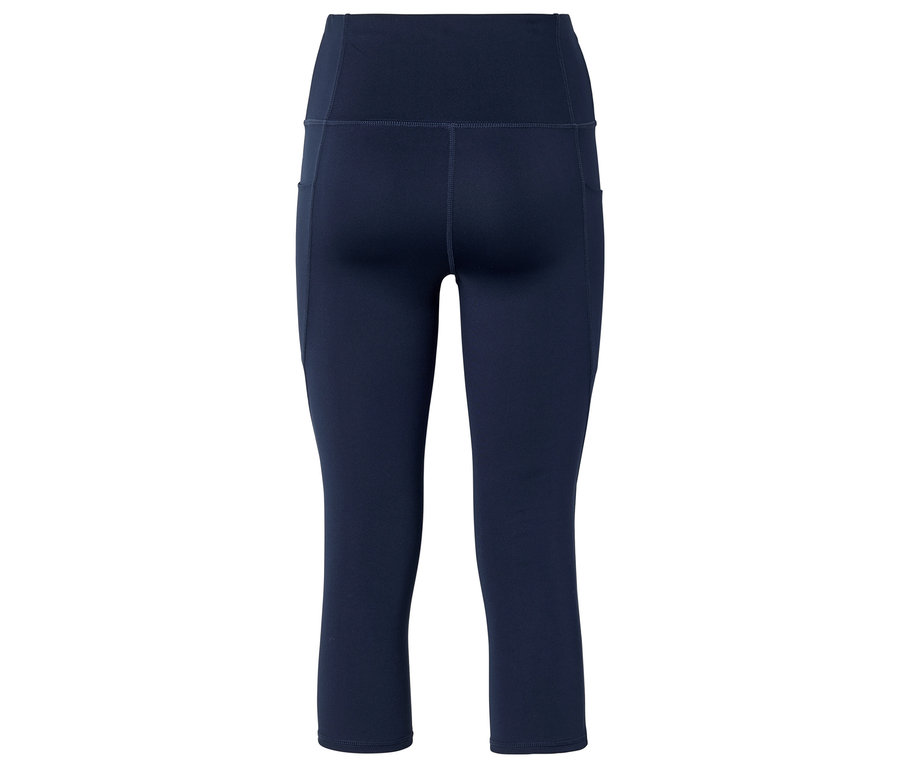 Egy magas derekú, zsebes, sötétkék leggings közeli képe, fehér háttér előtt.
