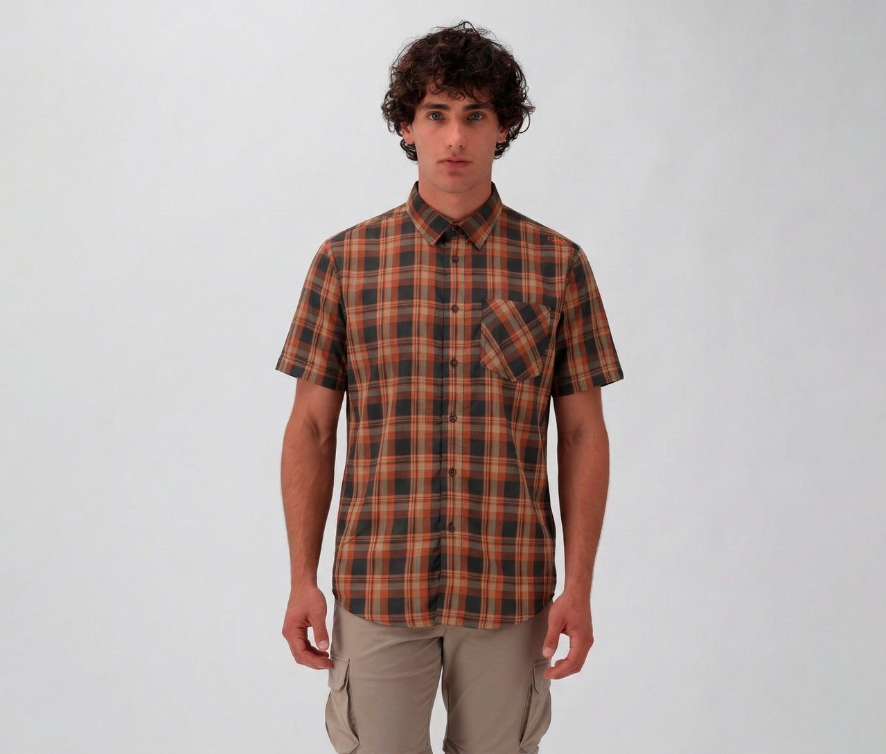 Egy férfi barna és szürke kockás CMP rövidujjú férfiinget és bézs színű cargo nadrágot visel fehér háttér előtt.