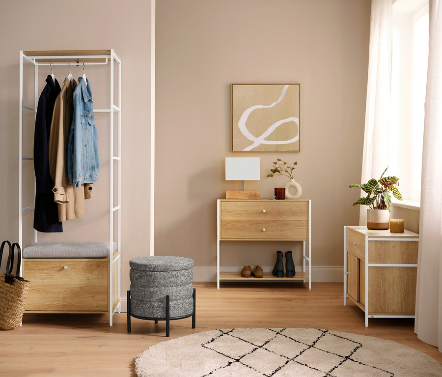 Előszoba fa talpú asztali lámpával.