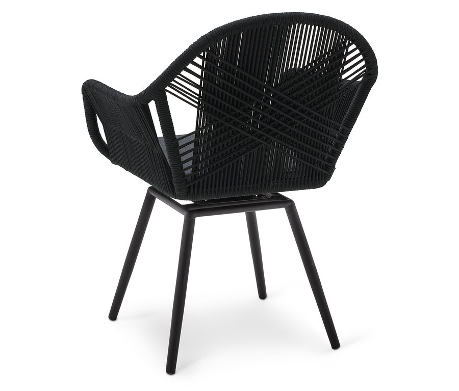 Egy zsinórral bevont ülőfelületű és négy lábú fekete szék közeli képe.